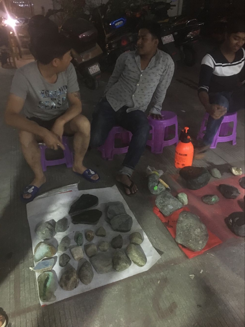 云南瑞丽德龙国际珠宝城全景,瑞丽德隆国际珠宝夜市