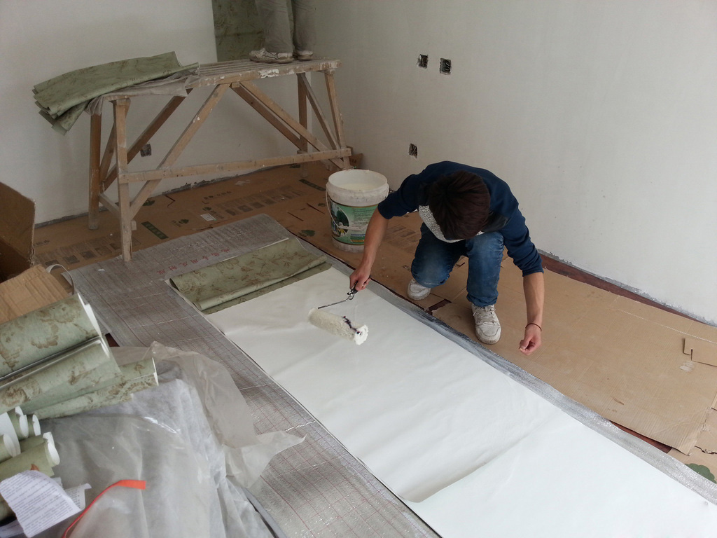 新手自己贴墙纸,贴墙纸遇到墙空鼓怎么办