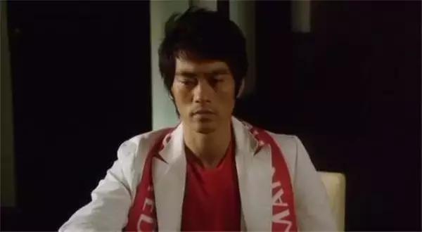 神似李小龙小伙子,长相酷似李小龙的人