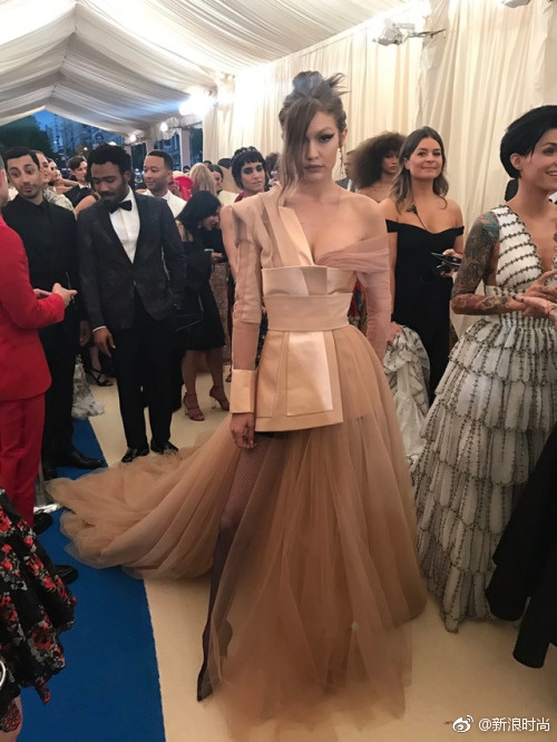 大幂幂大表姐美得稳妥可我更喜欢“玩很大”的日日和水果姐！