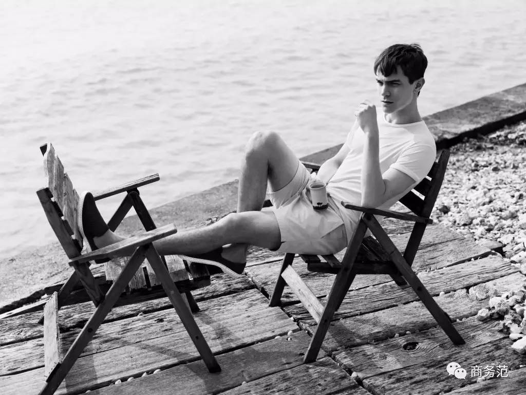 这家店只卖白T恤，一周开半天，门口总排起长队