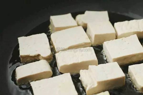 吃素就吃蛋白质丰富得豆腐，好吃到连盘子都能吃掉