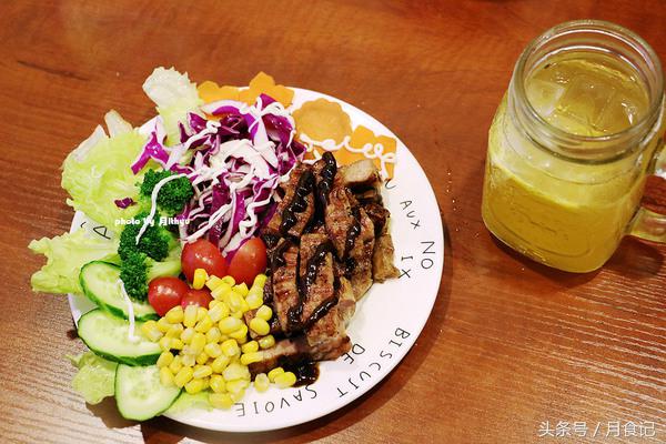 可边走边吃的牛排杯，美食新体验