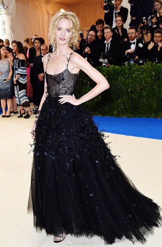 大幂幂大表姐美得稳妥可我更喜欢“玩很大”的日日和水果姐！