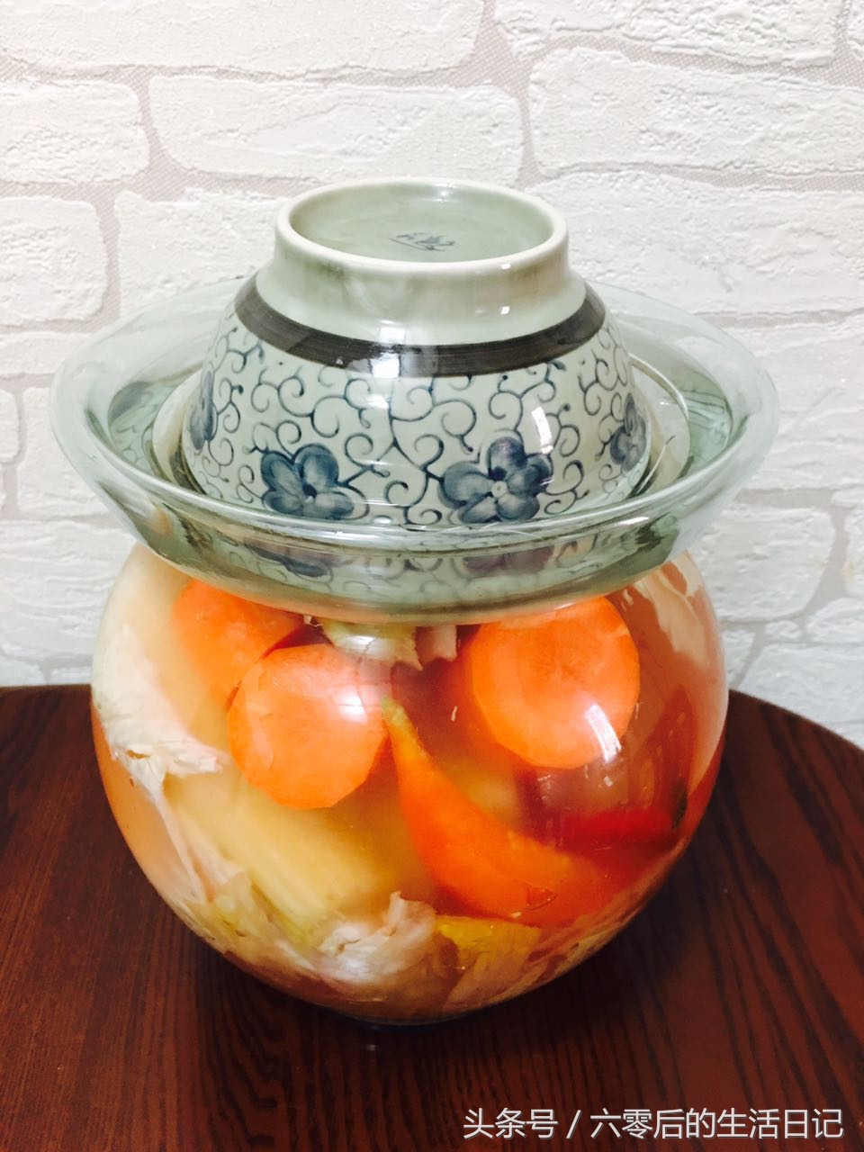 如何用吃剩的泡菜水腌泡菜,腌制泡菜上面有一层白沫怎么处理