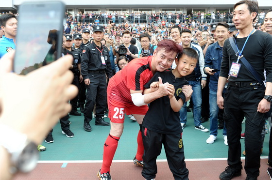 香港明星足球队来杭州谭咏麟,谭咏麟参加香港艺人足球队慈善赛