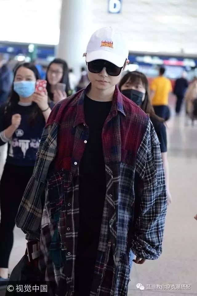 李宇春景甜机场街拍,李宇春吊带裤穿搭图片