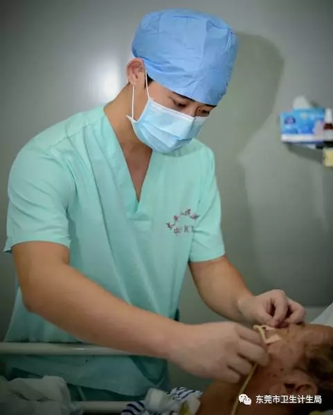 有“胆大+心细+颜值+单身”这样的男物种吗？东莞医院有！数量超过一个营！