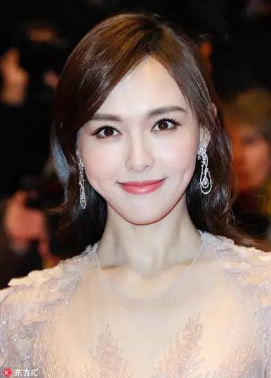 景甜唐嫣的落肩外套助你慵懒过冬 (景甜清冷富贵花妆容)