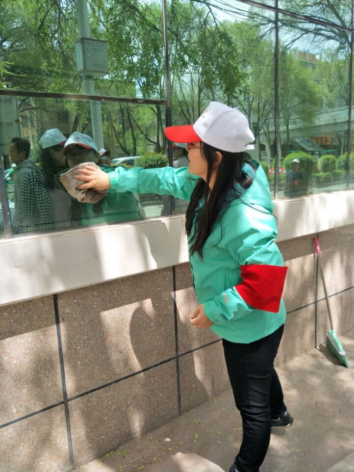 西宁十里铺小学践行*党**员先进性清洁校园做楷模