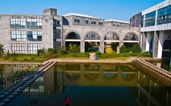 这所颜值逆天的学校，不仅是剧组常驻地，连教授都是国内一线明星