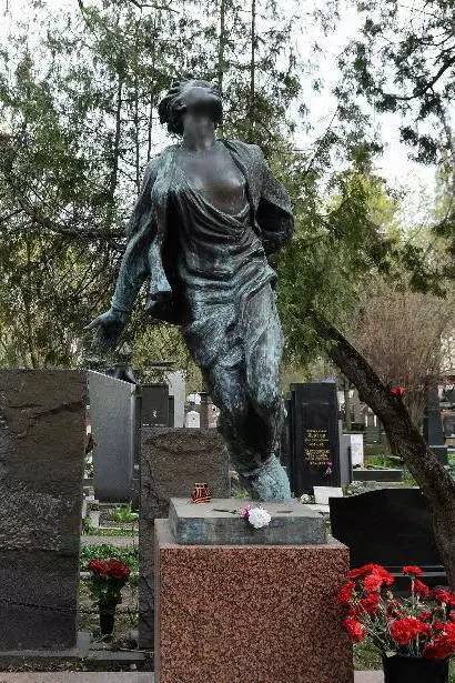 不受降,杀无赦!一个18岁少女的临死呼唤让斯大林动怒