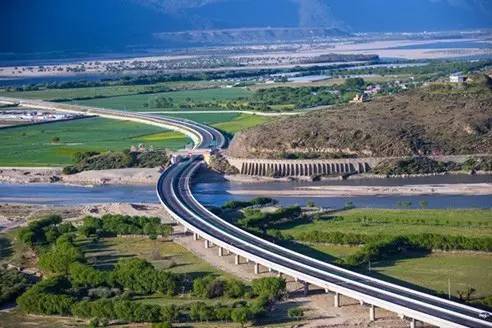 拉林高速与318国道区别,318最美拉林高速