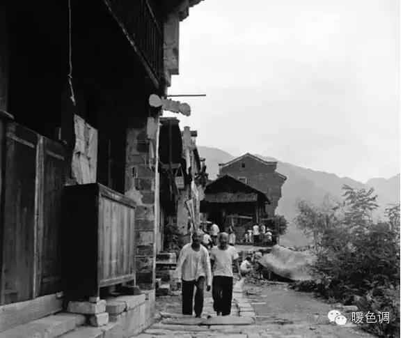 有没有一扇窗是哪首歌的歌词,有没有一扇窗能打开过往与向往