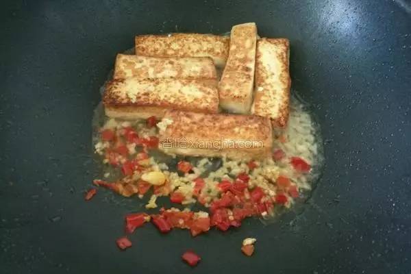 豆腐的这种做法太下饭了，咬一口会爆汁，孩子把盘子都舔干净