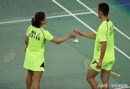 最会打羽毛球的美女,清纯美女打羽毛球准备活动视频