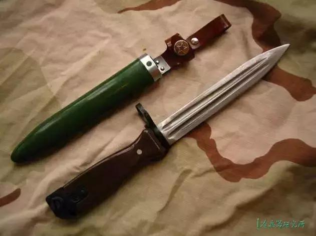 美国军用匕首和中国军用匕首对比,三棱军刺与尼泊尔军刀哪个好用