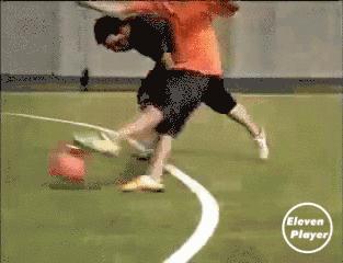 足球过人技巧一百八十度,足球经典过人技巧教学