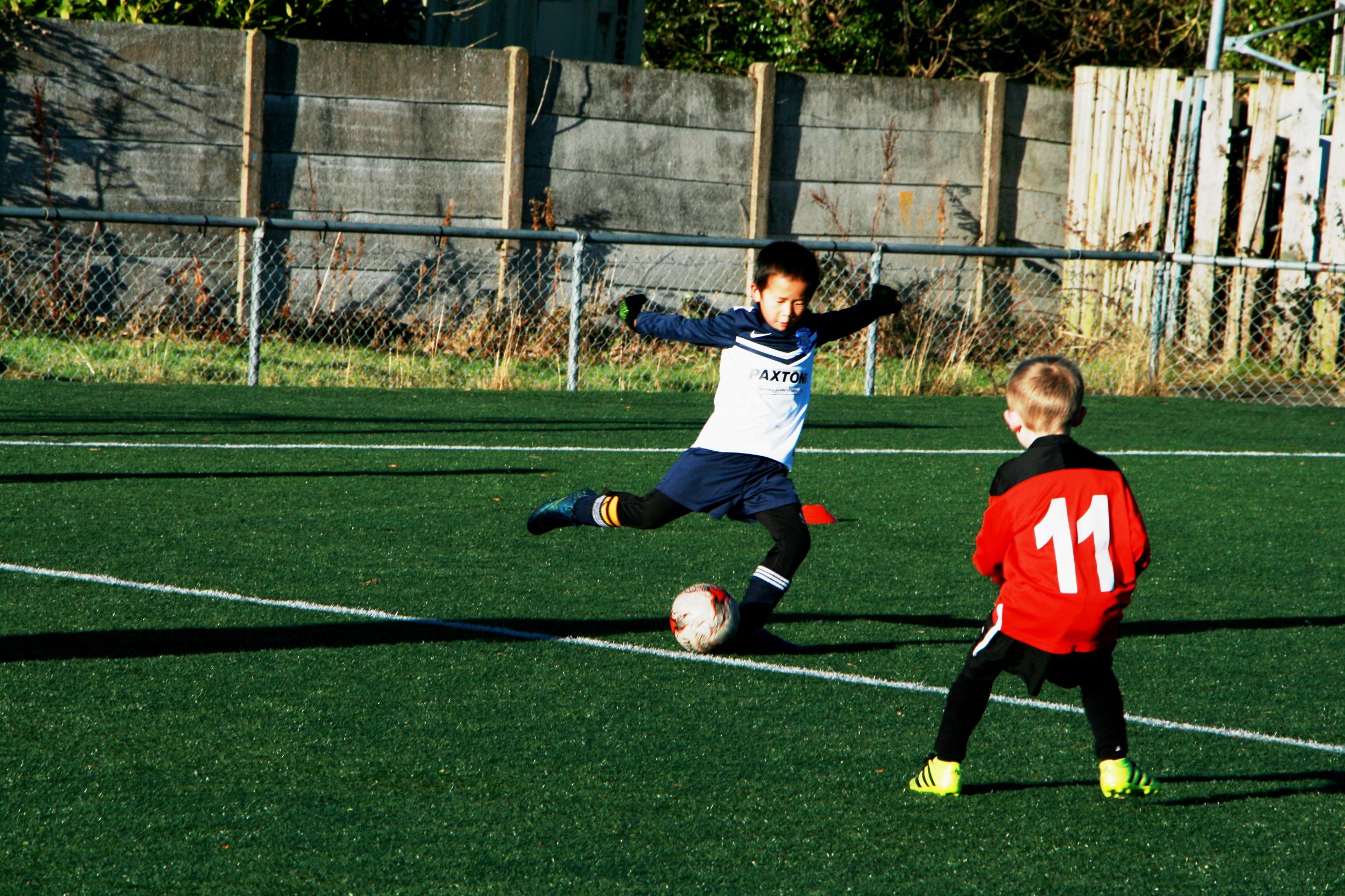 儿子踢足球认真的样子,儿子踢足球进球开心