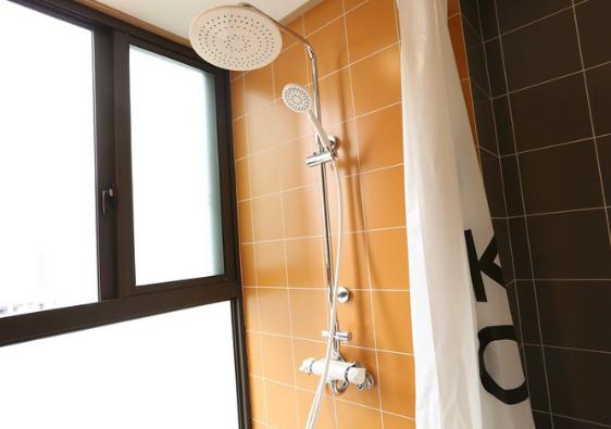 花洒出水孔太细怎样清理,花洒喷头有污垢怎么处理