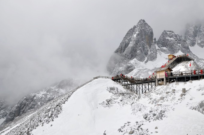 玉龙雪山纳西人心中的神山,玉龙雪山是当地纳西族的神山
