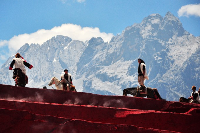 玉龙雪山纳西人心中的神山,玉龙雪山是当地纳西族的神山