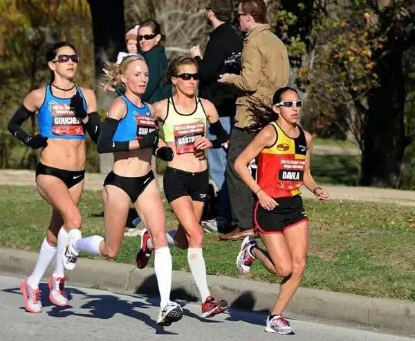 压缩袜跑步,压缩袜能提高跑步成绩吗