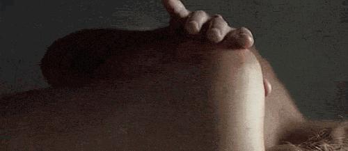 耳鬓厮磨的最佳解释,耳鬓厮磨是什么感觉