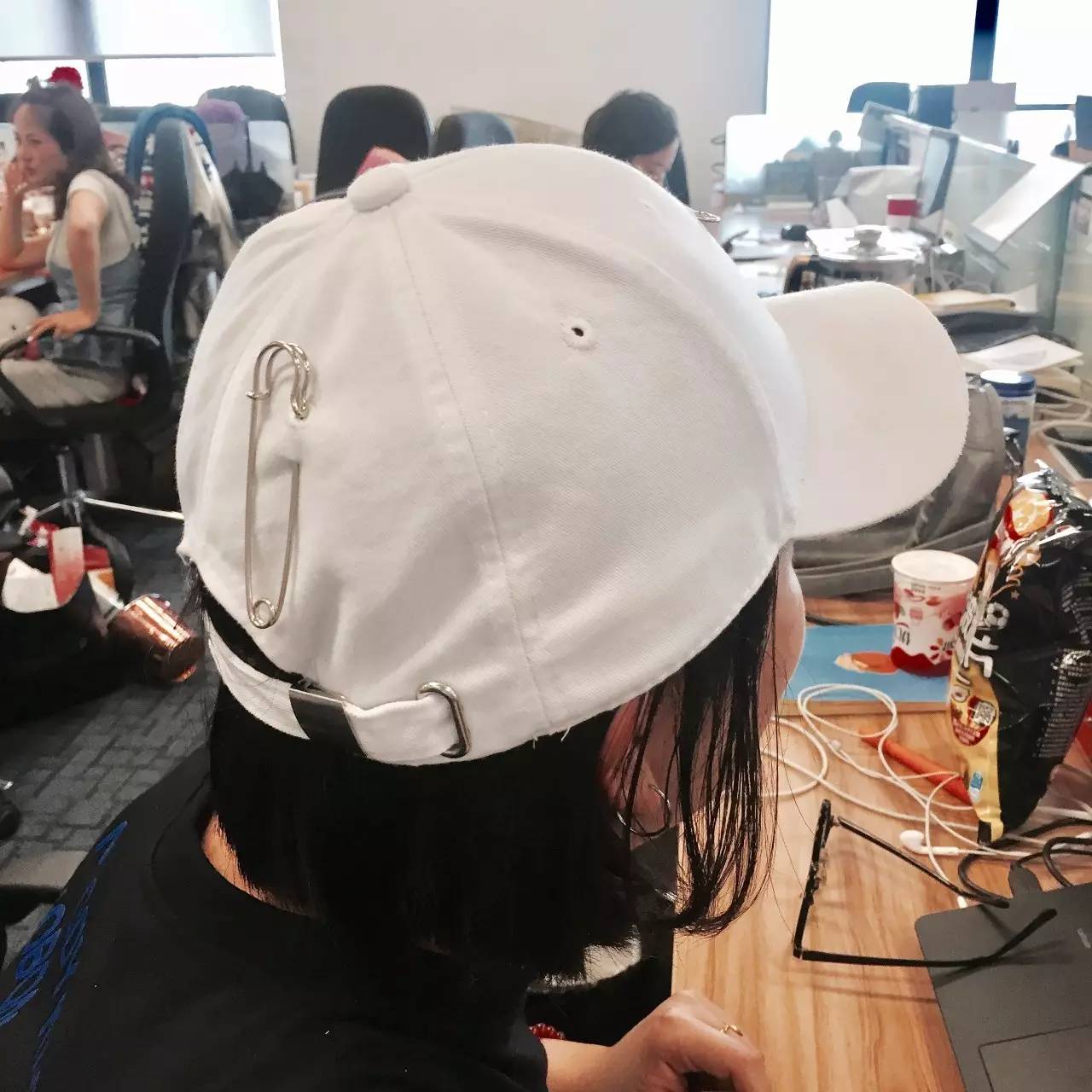 试着在衣服上添加超热门小玩意——别针！