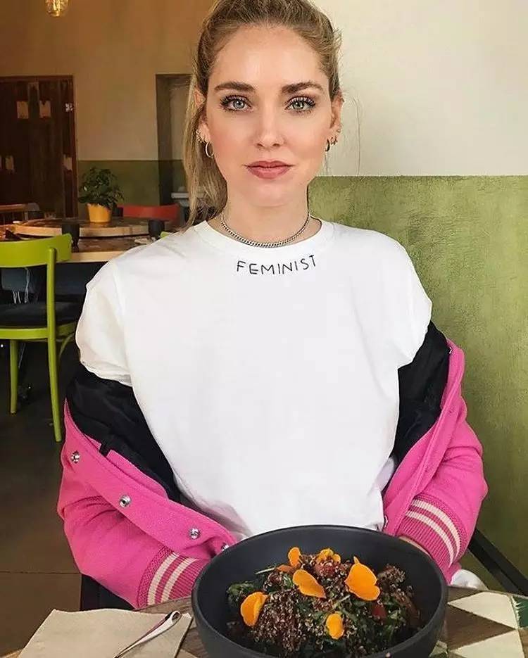 t恤牛仔甜酷,今夏流行这4种t恤时尚又百搭