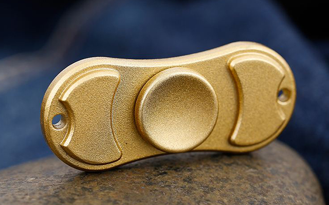 十个小孩玩游戏,几个小孩玩陀螺