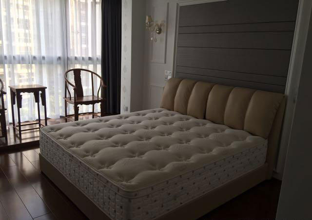 昆明未名城100平现代简欧装修,头一回看到把浴缸装在阳台的!