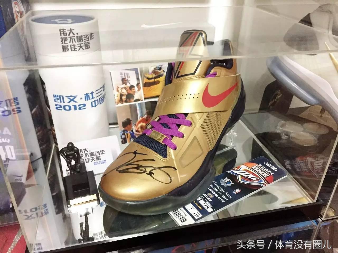 还在抱怨鞋柜里缺一双球鞋?那么这个苏州男孩关于NBA的收藏