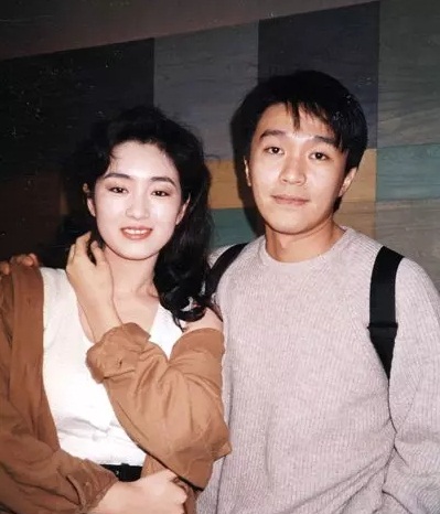 带你们看星爷年轻到老的照片,星爷年轻时图片