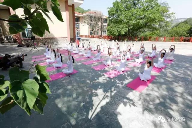 “健康济铁·瑜你同行”室外瑜伽暨摄影采风在袁洪峪举行