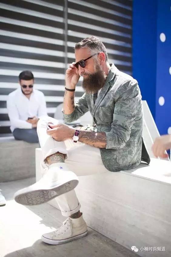 converse搭配西装男生,红色converse穿搭男