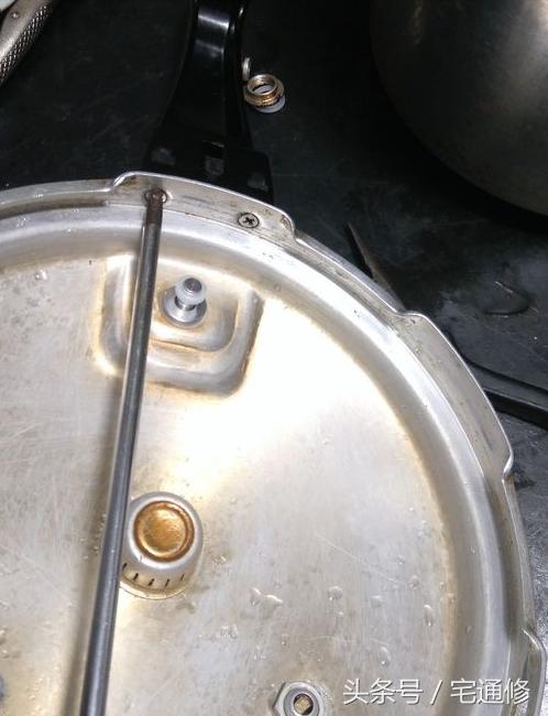 高压锅手柄处漏气维修视频,高压锅气阀顶不上去怎么回事