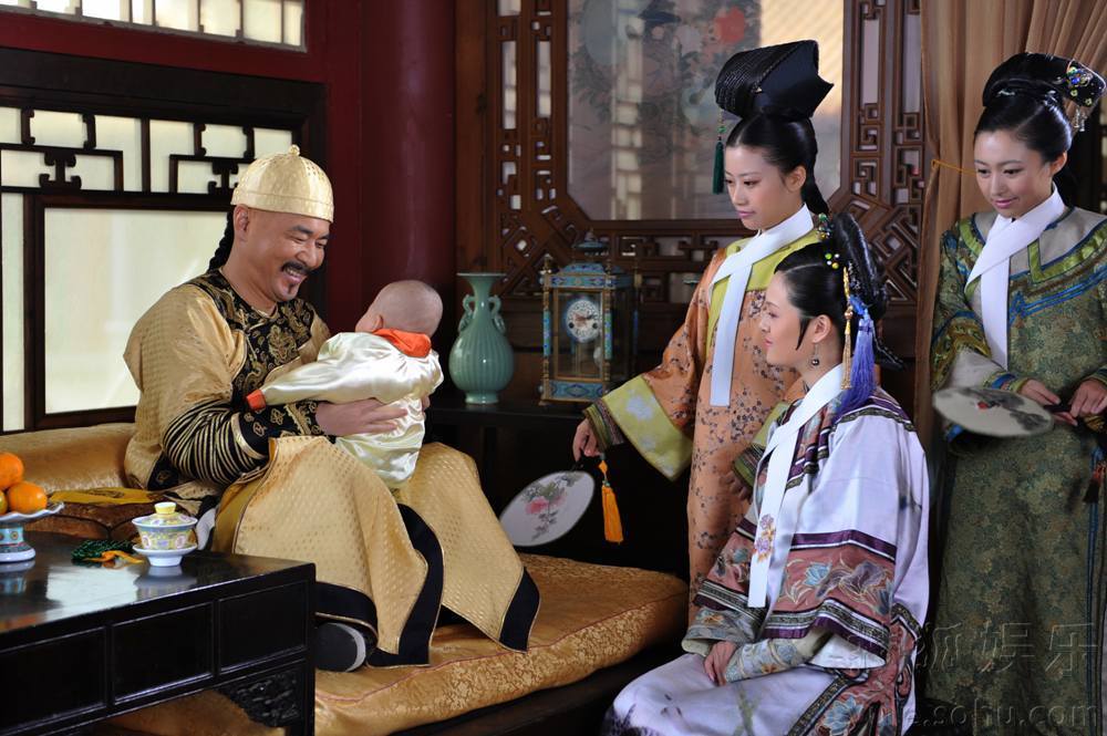 《甄嬛传》最大萌点：绿帽皇帝神似维尼小熊，抱蜜罐笑趴网友