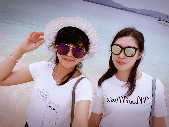 两个快乐的小阿妹神游三亚