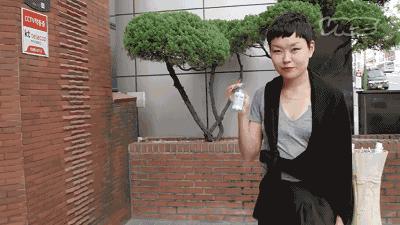 日本女记者品尝即将失传的屎酒！到最后还是吐了！