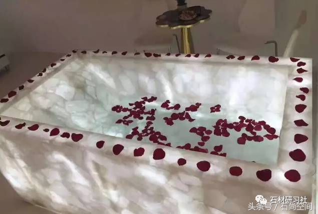 高新区室内装修材料案例分享,天然白水晶摆件家居装饰