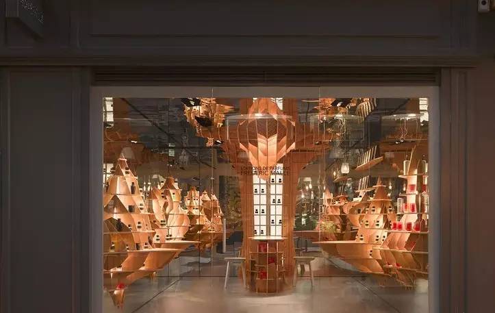 展翅腾飞的香水店