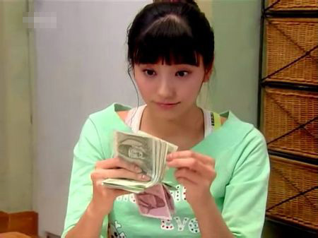 受伤后她爱上了数钱,却没想到带来了意外的惊喜