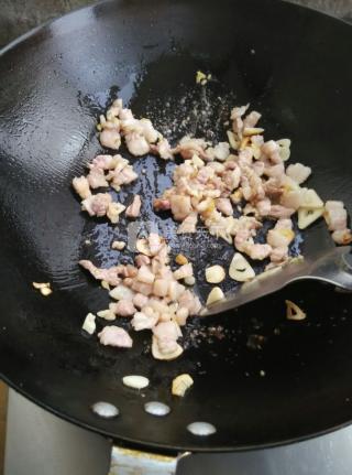 香肠炒秋葵做法步骤,炒秋葵鸡蛋的家常做法