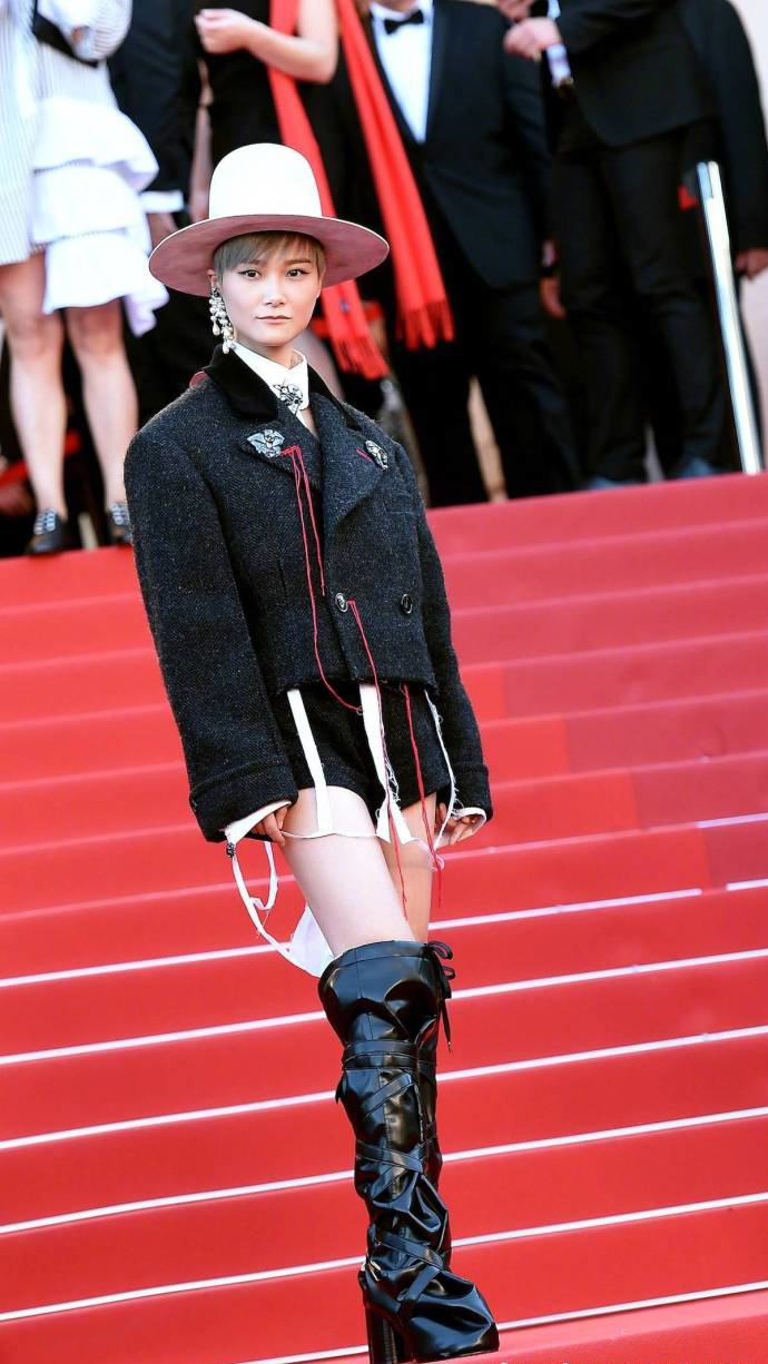 李宇春深v高叉鱼尾裙造型,李宇春穿西装的惊艳