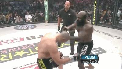 极其残忍!街霸金波·斯莱一拳将对手耳朵软组织轰烂,鲜血横流