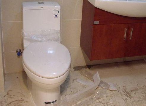 马桶被粪便堵了如何自己快速疏通,袜子把马桶堵了如何自己快速疏通