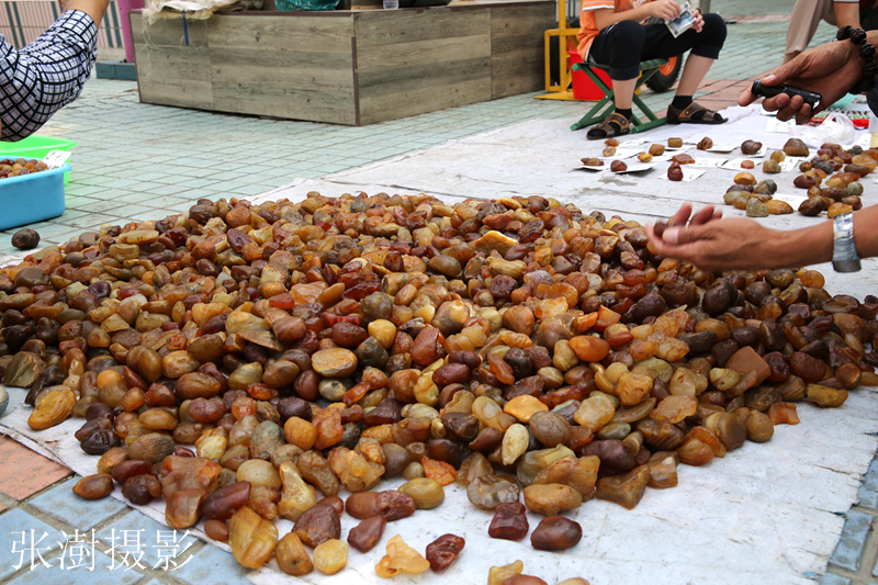 嫩江玛瑙多出自砂场为了得到玛瑙石总有人请求免费干活