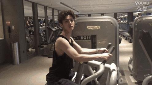 鹿晗踢球和小鲜肉踢球的区别,鹿晗踢球是内娱最好的吗