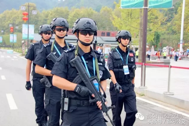 绿茵场上青春飞扬原唱,警队健儿展雄风